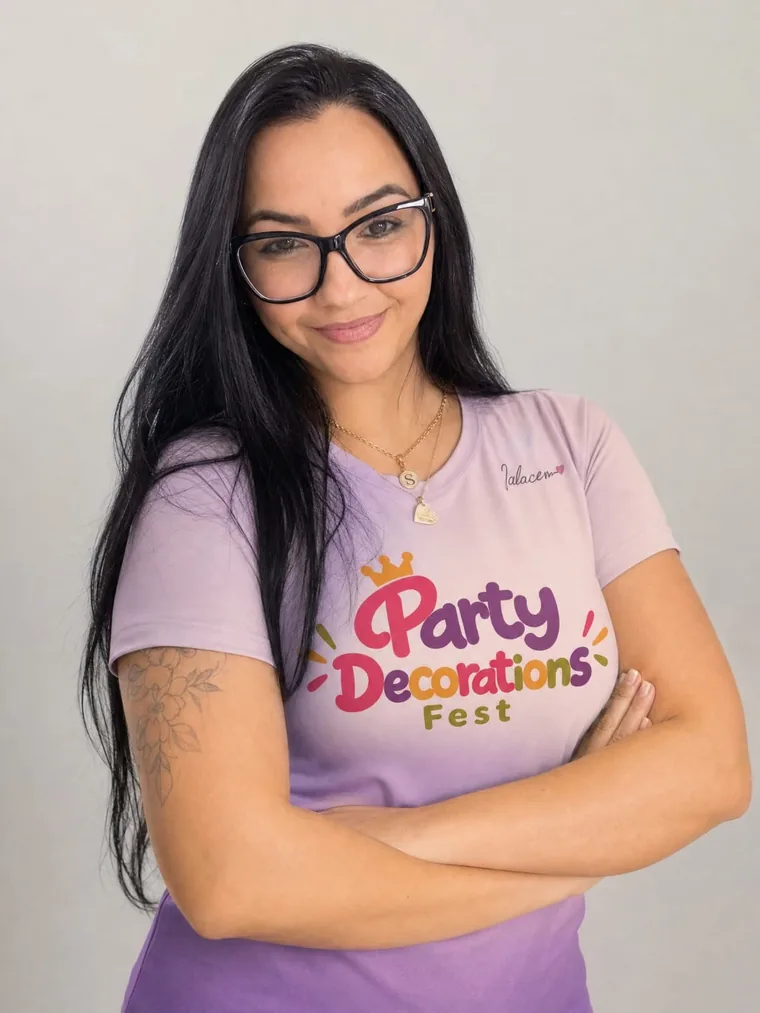 A dona da Party Decoration Fest, sorrindo, com a camiseta da marca