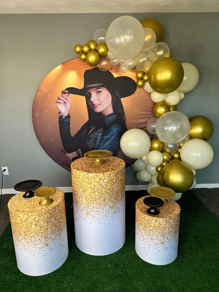 Aniversário adulto dourado: painel redondo com foto, balões dourados e cilindros com glitter